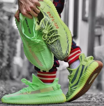 Adidas Yeezy Boost 350 V2 Glow en la cuenta de Instagram de @hypefamz