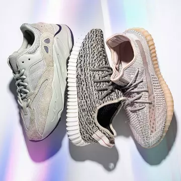 YEEZY 700 Salt de Kanye West sur le compte Instagram de @yeezymafia