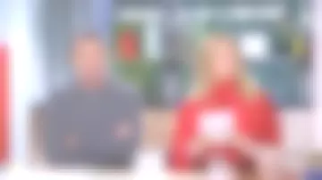 El suéter rojo de cuello tortuga usado por Pauline Claviere en C l'hebdo