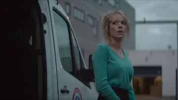 Le pull vert d'eau de Anna Rivière (Élodie Fontan) dans Prise au piège (Saison 1)