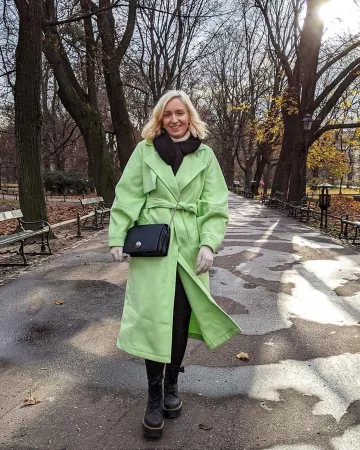 Abrigos de menta usados por Roxii Hoare-Smith en la cuenta de Instagram de @asos