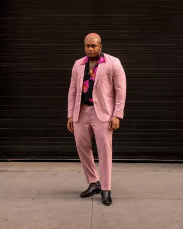 Chaqueta de traje rosa usada por soouizz en la cuenta de Instagram de @asos_soouizz