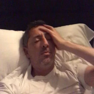 White t-shirt of Gad Elmaleh on the account Instagram of @gadelmaleh