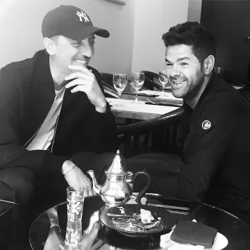 Cap ny black for Gad Elmaleh on the account Instagram of @gadelmaleh