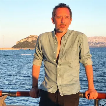 Shirt jean Gad Elmaleh to the account Instagram of @gadelmaleh