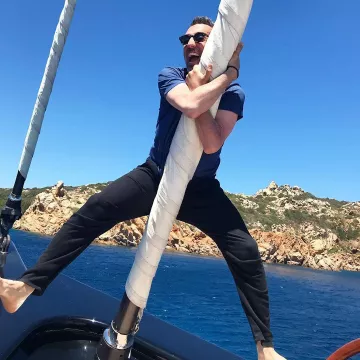 Tee shirt bleu de Gad Elmaleh on the account Instagram of @gadelmaleh