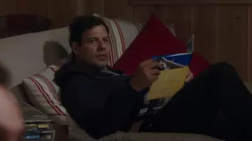 La sudadera con capucha que lleva Antoine (Laurent Lafitte) en la película Terminaremos juntos