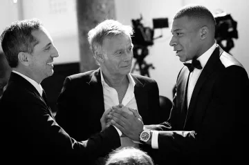 Bow tie of Kylian Mbappé on the account Instagram of @gadelmaleh