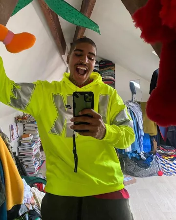 Sudadera nike ert neon usada por ruddy trobrillant en la cuenta de Instagram de @asos_ruddy