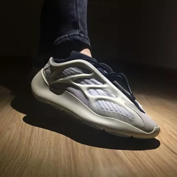 Yeezy 700 V3 account on the Instagram of @kicksyeezywholesale