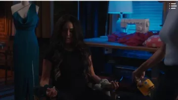 Theory Crewneck Black Tiny Tee usado por Bella Tru (Erica Page) en Ambitions Temporada 1 Episodio 17