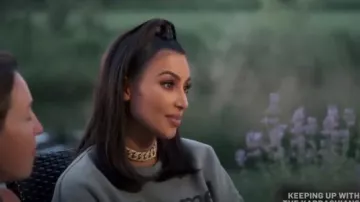 Yeezy Dark green Lucky Me I See Ghosts Sudadera usada por Kim Kardashian en Keeping Up with the Kardashians Temporada 17 Episodio 12