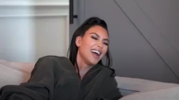 Sudadera con capucha gris recortada de Yeezy Core usada por Kim Kardashian en L'incroyable Famille Kardashian Temporada 17 Episodio 12