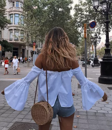 Bolsa redonda de ratán de Anna Ferrer Padilla en la cuenta de Instagram @annafpadilla