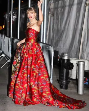 Chloé Gos­selin Nar­cis­sus 90mm Glit­ter San­dals worn by Taylor Swift Cats Premiere December 16, 2019