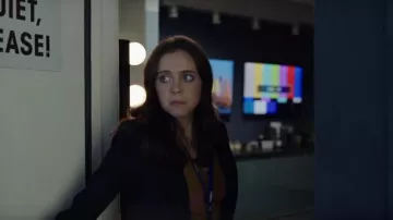 Bp. Brown Stripe Polo Sweater usado por Claire Conway (Bel Powley) en The Morning Show Temporada 1 Episodio 9