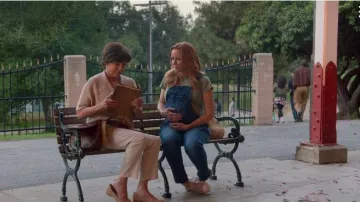 Mono de mezclilla de maternidad madura usado por Leslie Dean (Annie Wersching) en Marvel's Runaways Temporada 3 Episodio 3