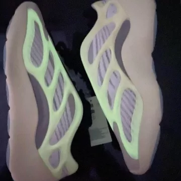 700 v3 account on the Instagram of @yeezysleaks