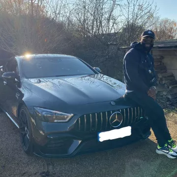 El par de zapatillas Dior B22 amarillas y azules que lleva Kaaris en su cuenta de Instagram @kaarisofficiel1