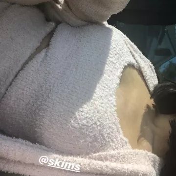 Skims Cozy Knit Robe in Dusk usada por Kylie Jenner Instagram Stories noviembre 16, 2019