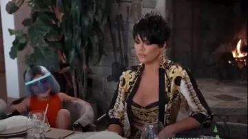 Versace Lace Trimmed Printed Silk Bra Top usado por Khloé Kardashian en Keeping Up With he Kardashians Temporada 17 Episodio 12
