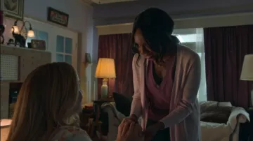 Camiseta sin mangas púrpura de cuello en V usada por Tamar (Ozioma Akagha) en Marvel's Runaways Temporada 3 Episodio 4