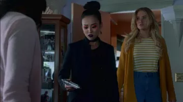 Madewell Blue Denim Pants usado por Karolina Dean (Virginia Gardner) en Marvel's Runaways Temporada 3 Episodio 4