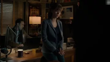Theory Dark Chambray Shrunken Blazer usado por Kristen Bouchard (Katja Herbers) en Evil Temporada 1 Episodio 10
