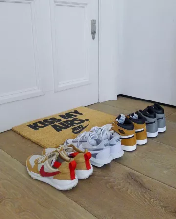 Carpet Nike "Kiss My Airs" on the account Instagram of @will.i.ian