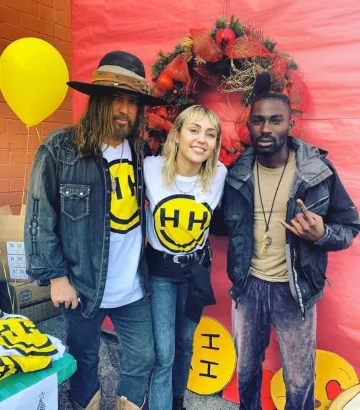Reformación Jessie High Crop Boot Jeans usados por Miley Cyrus Happy Hippie Holiday diciembre 13, 2019