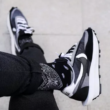 Nike cardigan ld waffle black on the account Instagram of @yokickz