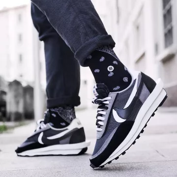 Nike cardigan ld waffle black on the account Instagram of @yokickz