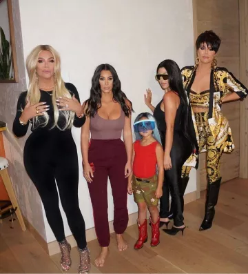 Versace Wild Baroc­co Print Leg­gings worn by Kris Jenner Instagram December 15, 2019