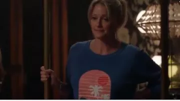 Suéter azul usado por Stef Adams Foster (Teri Polo) en Good Trouble Temporada 2 Episodio 10