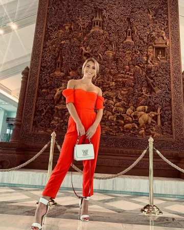 Sandalias blancas de tacón de Eva Colas en la cuenta de Instagram de @evacolasoff