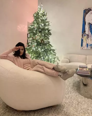 Skims Cozy Knit Robe in Dusk usada por Kourtney Kardashian Instagram diciembre 15, 2019