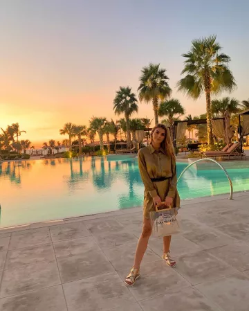 Sandalias planas de Eva Colas con piel dorada en la cuenta de Instagram de @evacolasoff