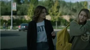 White Itty Bitty Goodie Tee in Rats usado por Dex Parios (Cobie Smulders) en Stumptown Temporada 1 Episodio 9
