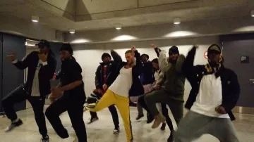 The pants Kappa yellow with black stripes worn by M. Pokora on his account Instagram @mattpokora