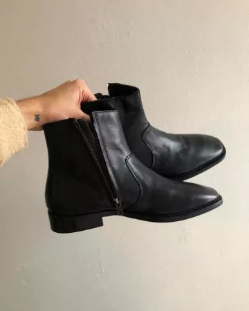 Botas negras usadas por Aaron Rhodes en la cuenta de Instagram de @asos_aaron