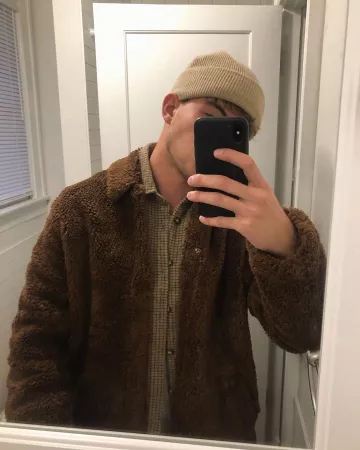 Saismis un careaux marrón usado por aaron rhodes en la cuenta de Instagram de @asos_aaron