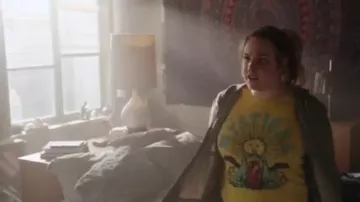 Mother Yellow Printed Sun Camiseta usada por Davia (Emma Hunton) en Good Trouble Temporada 2 Episodio 10