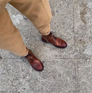 Bota de motociclista de cuero usada por aaron rhodes en la cuenta de Instagram de @asos_aaron