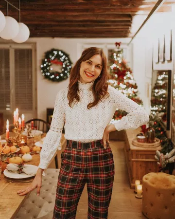 Pantalones de patrón escocés de Daphne Moreau en la cuenta de Instagram de @daphnemoreau