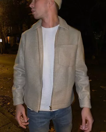 Chaqueta beige usada por Aaron Rhodes en la cuenta de Instagram de @asos_aaron