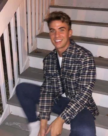 Camisa a rayas usada por aaron rhodes en la cuenta de Instagram de @asos_aaron
