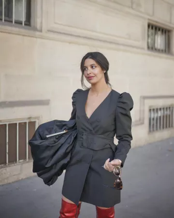 Vestido blazer negro de Alia Chergui en la cuenta de Instagram de @aliachergui