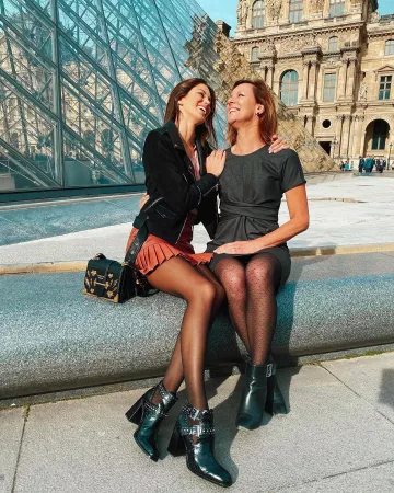 The black boots, nailed, for straps of Iris Mittenaere on the account Instagram of @irismittenaeremf