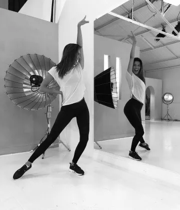 The legging sports a black Iris Mittenaere on the account Instagram of @irismittenaeremf