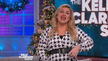 Asos design Wrap Front Midi Dress usado por Kelly Clarkson en The Kelly Clarkson Show 16 de diciembre de 2019